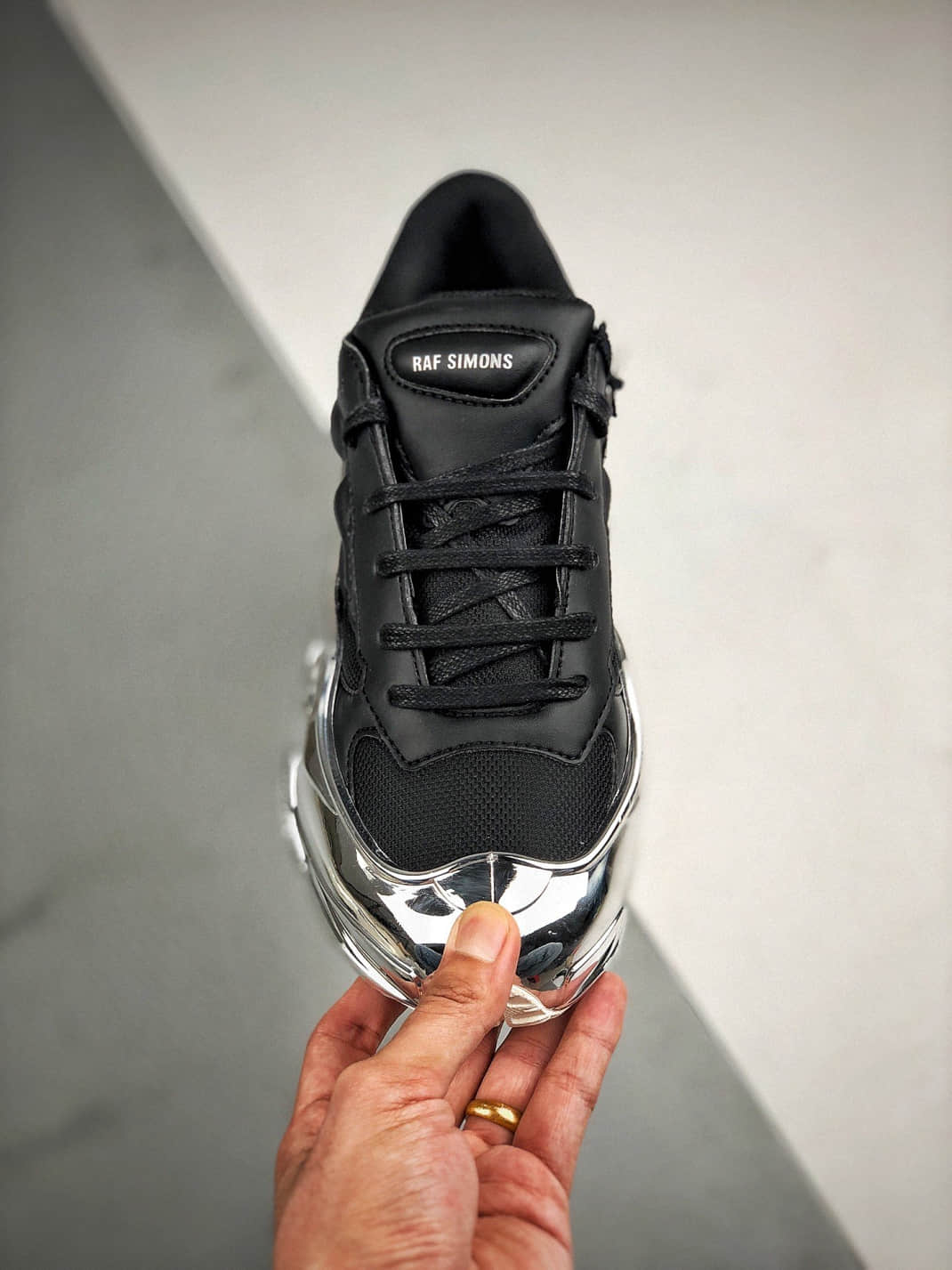 アディダス Raf Simons Ozweego 偽物 